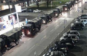Des camions de l’armée à Bergame (Italie) transportant les cercueils que le cimetière de la ville ne peut plus contenir.